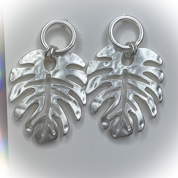 💕Beautiful Silver Tone Plantain Leaf Fashion Earrings💕 - Picture 2 of 5